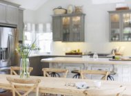 Tavolo in legno in cucina di lusso — Foto stock