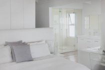 Спальня в розкішному сучасному будинку — стокове фото