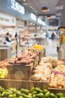Свежие, органические продукты на рынке продуктовых магазинов — стоковое фото
