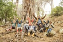 Studenti e insegnanti tifo nella foresta — Foto stock