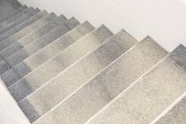 Низкий угол обзора современных бетонных лестниц — стоковое фото