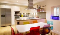 Moderne Küche und Esstisch — Stockfoto