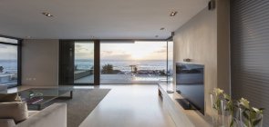 Moderna casa de lujo escaparate sala de estar con vista al mar - foto de stock