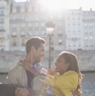 Мужчина, держащий подругу на берегу реки Мбаппе, Париж, Франция — стоковое фото