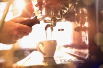 Close up barista usando máquina de café expresso — Fotografia de Stock