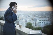 Uomo d'affari al cellulare con vista su Parigi, Francia — Foto stock