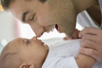 Pai esfregando narizes com menino — Fotografia de Stock