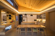Освещённый дом витрина кухни — стоковое фото