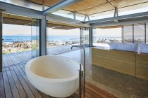 Casa de luxo moderno vitrine banheiro e pia com vista para o mar — Fotografia de Stock