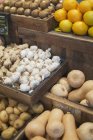 Esposizione di aglio, zenzero, patate e zucca al supermercato — Foto stock