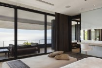 Camera da letto moderna e balcone con vista sull'oceano — Foto stock