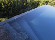 Moderna piscina infinita de lujo geométrica azul - foto de stock