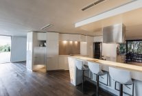 Moderne, minimaliste maison de luxe vitrine cuisine intérieure — Photo de stock