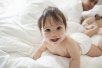 Bambino ragazza strisciare in lenzuola — Foto stock