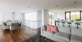Luxus-Haus Vitrine innen Esszimmer, Wohnzimmer und Küche offen — Stockfoto