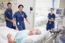 Les médecins se précipitent pour secourir le patient à l'hôpital — Photo de stock