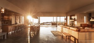 Солнце светит в роскошном доме — стоковое фото