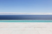 Piscina infinita com vista para o oceano durante o dia — Fotografia de Stock
