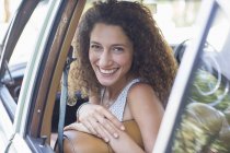 Glücklich schöne Frau reitet im Auto an sonnigen Tag — Stockfoto