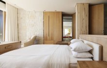 Интерьер современной спальни в помещении — стоковое фото