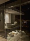 Illuminé vitrine de luxe maison moderne la nuit — Photo de stock
