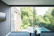 Modern house overlooking swimming pool — Stock Photo