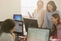 Geschäftsfrauen treffen sich am Computer im modernen Büro — Stockfoto