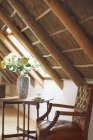 Bouquet in vaso in soffitta di lusso sotto il tetto in legno — Foto stock