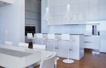 Moderno luxo branco casa vitrine cozinha — Fotografia de Stock