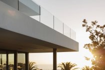 Varanda de luxo moderno casa vitrine exterior ao pôr do sol — Fotografia de Stock