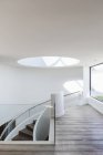 Rundes Oberlicht an der Spitze der Treppe in modernem Luxus-Haus Vitrine Interieur — Stockfoto