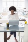 Frau benutzt Laptop am Schreibtisch zu Hause — Stockfoto