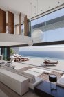 Salon intérieur dans maison moderne donnant sur l'océan — Photo de stock