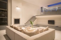Moderno soggiorno con balcone illuminato di notte — Foto stock