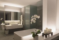 Illuminé moderne, maison de luxe salle de bain vitrine — Photo de stock