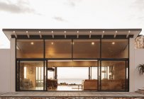 Home showcase exterior open to ocean view — Stock Photo