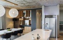 Intérieur de luxe de maison moderne, salle à manger et cuisine — Photo de stock