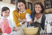 Tres generaciones de mujeres horneando juntas - foto de stock