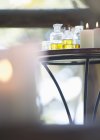 Oli essenziali e candele sul tavolo — Foto stock