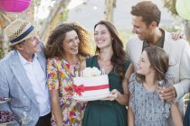 Glücklich schöne Familie feiert Geburtstag zusammen — Stockfoto