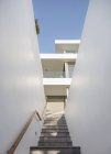 Сходи, що ведуть до білого сучасного розкішного будинку вітрина екстер'єру — стокове фото