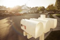 Caixas de correio na rua suburbana — Fotografia de Stock