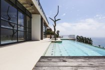 Luxury lap pool overlooking ocean — Stock Photo