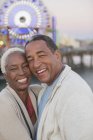Retrato de casal sênior feliz no parque de diversões — Fotografia de Stock