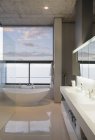 Душова кабіна в сучасній ванній кімнаті, інтер'єр — стокове фото