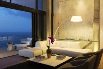 Лампа и диван в современной гостиной — стоковое фото