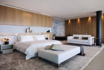 Кровать и диван в современной спальне — стоковое фото
