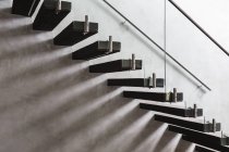 Moderne, minimalistische schwimmende Treppe im Wohnvitrineninterieur — Stockfoto