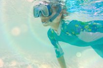 Garçon plongée avec tuba sous l'eau pendant la journée — Photo de stock