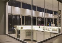 Iluminado casa de lujo moderno escaparate cocina interior por la noche - foto de stock